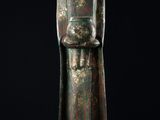 une image représentant une statue en bronze d'une femme tenant un bébé dans ses bras