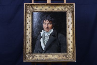 tableau représentant un homme en costume devant un chevalet, sur fond bleu