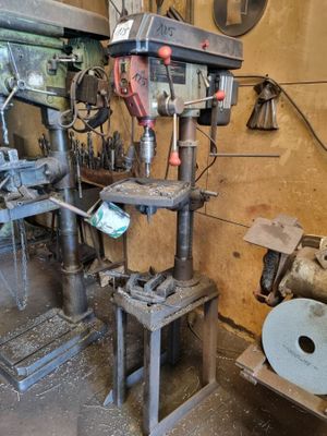 une photo d'un atelier d'usinage avec de nombreux outils