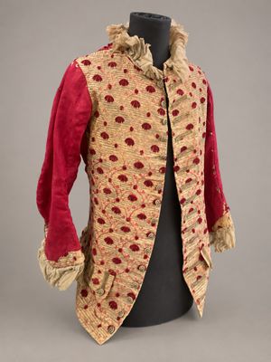 une veste rouge et dorée, parsemée de taches rouges