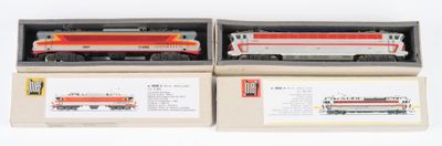 deux boîtes de petits trains posées l'une à côté de l'autre