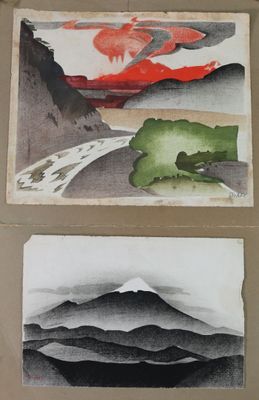 trois peintures représentant des montagnes et une rivière sont exposées sur une feuille de papier