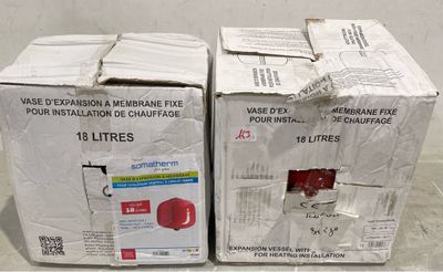 deux boîtes posées sur le sol l'une à côté de l'autre