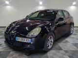 la photo d'une voiture noire garée dans un garage