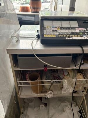 une caisse enregistreuse posée sur une étagère dans une pièce