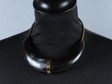 un gros plan d'un collier sur un mannequin