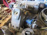 une machine posée sur le sol du garage