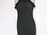 une robe noire à volants sur un mannequin