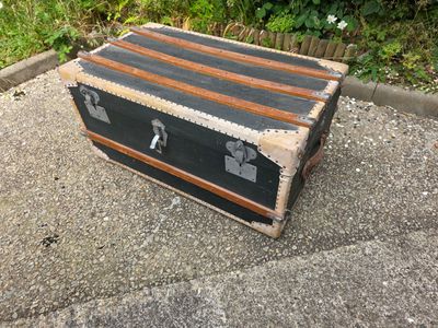 une vieille valise posée par terre