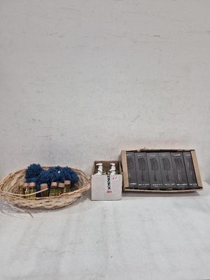 un panier de fleurs bleues à côté d'une boîte d'allumettes et d'une boîte d'allumettes