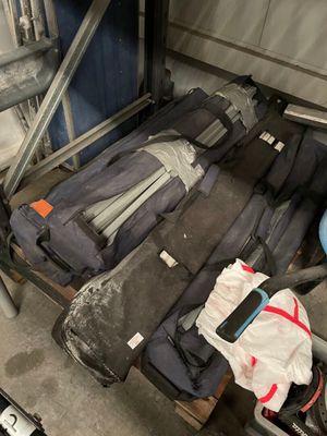 de nombreux bagages posés par terre dans le garage
