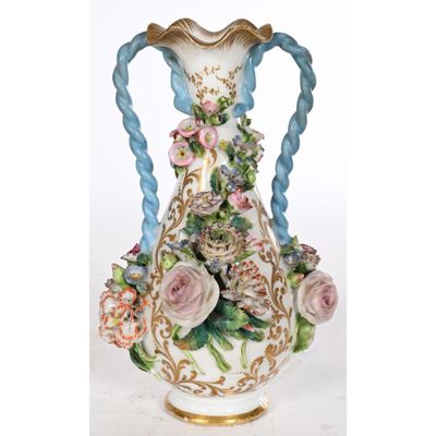 un vase contenant des fleurs, posé sur une table