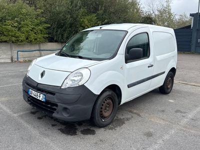 une camionnette blanche garée dans un parking