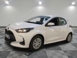 la toyota yaris blanche est garée sur un sol en damier