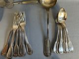 many spoons and spoon spoons laid out on a table