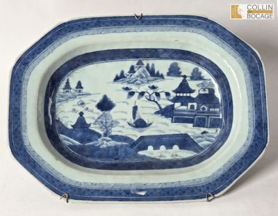 une assiette bleue et blanche avec une photo de personnes dessus
