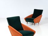 deux chaises vertes et orange dans une pièce blanche aux murs blancs