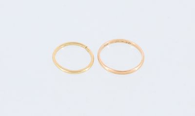 une paire de boucles d'oreilles en or sur fond blanc