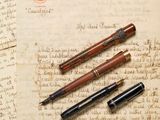 deux vieilles lettres et un stylo-plume posés sur une feuille de papier