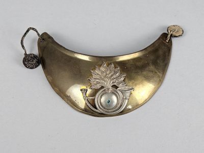 un collier en or orné d'une perle au centre
