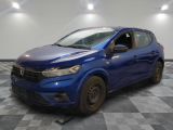 une voiture bleue est garée dans une pièce au sol à carreaux