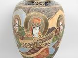 un vase sur lequel sont représentés une femme et un homme