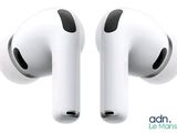 deux AirPods posés l'un à côté de l'autre