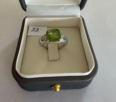 Bague Jonc en or gris, sertie d'un Péridot Vert de Birmanie …