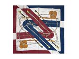 un gros plan d'une écharpe ornée d'instruments de musique sur un fond rouge, blanc et bleu