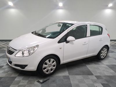 la photo d'une voiture blanche garée dans un garage