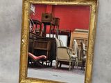 une photo d'une photo d'une pièce avec une chaise et un miroir