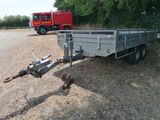 une image représentant une remorque avec un camion de pompiers en arrière-plan