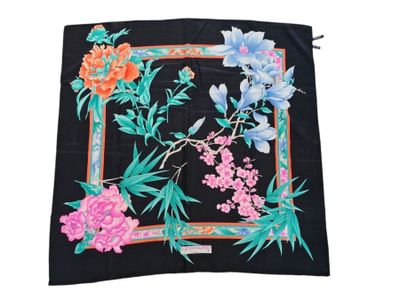 LEONARD PARIS, Foulard en soie à décor de fleurs, 90 x 87 cm…