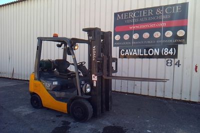 un chariot élévateur garé devant un bâtiment