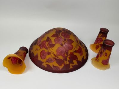 trois vases placés l'un à côté de l'autre sur une table