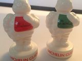 deux salières et poivrières posées sur une table blanche