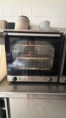 un grille-pain four posé sur un comptoir dans une cuisine