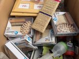 une boîte en carton remplie d'objets hétéroclites sur le sol