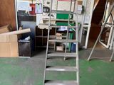une échelle posée au milieu d'une pièce