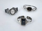 trois bijoux, dont une montre, un bracelet et une bague