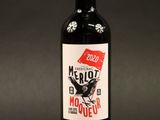 une bouteille de vin posée sur une table