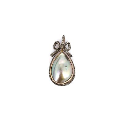 un pendentif en perle blanche et diamants orné d'un nœud