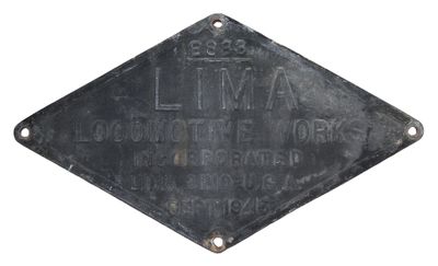 une vieille enseigne noire portant l'inscription « Lima » sur la façade d'un immeuble