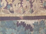 un gros plan d'un tapis sur lequel se trouve un chat