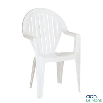 une chaise en plastique blanche posée devant un fond blanc
