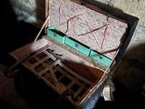 une valise ouverte posée par terre dans l'obscurité