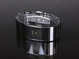 une image d'une montre-bracelet posée sur une surface noire