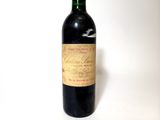 une bouteille de vin posée sur une table