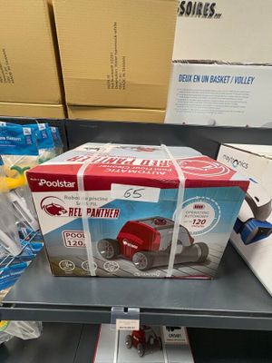 un camion miniature posé sur une étagère