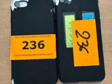 deux coques d'iPhone noires ornées d'autocollants jaunes, posées sur une table